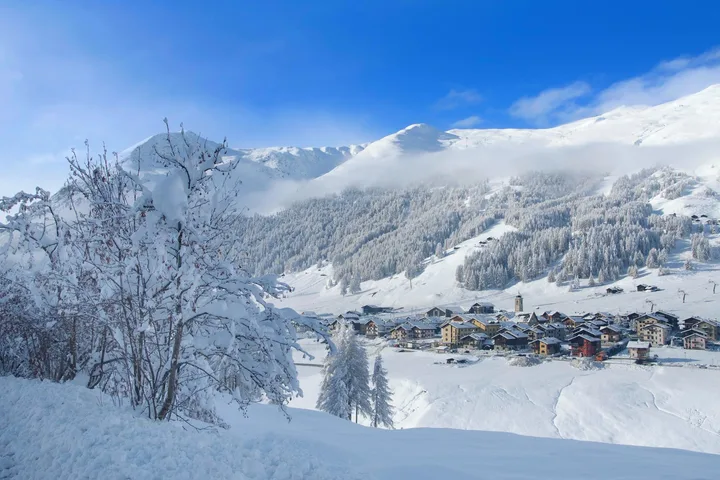 Zimowa zabudowa Livigno pośród śniegu
